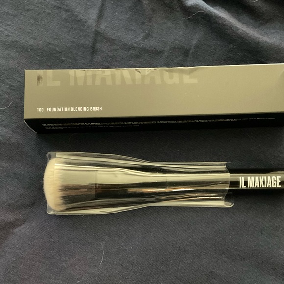 IL MAKIAGE Makeup Foundation Blending Brush 0 New Never Used Poshmark